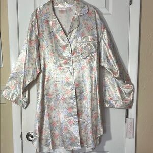 Daford Vintage satin button up midi nightgown 
Floral long sleeve cotton lined L